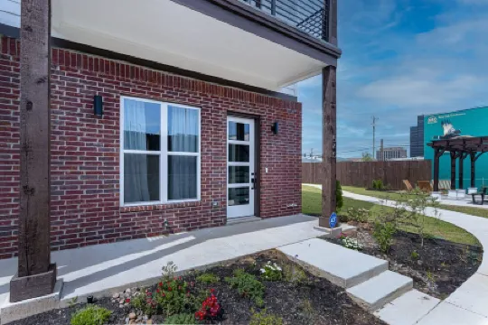 Luxe Downtown Townhouse – Walkable, Stylish & Spacious