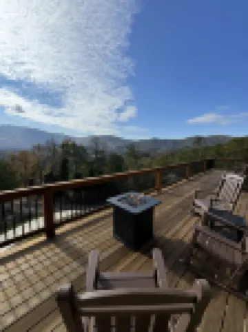 A Luxury Cabin with panoramic mountain views and 3 King Ensuites and Hot Tub!