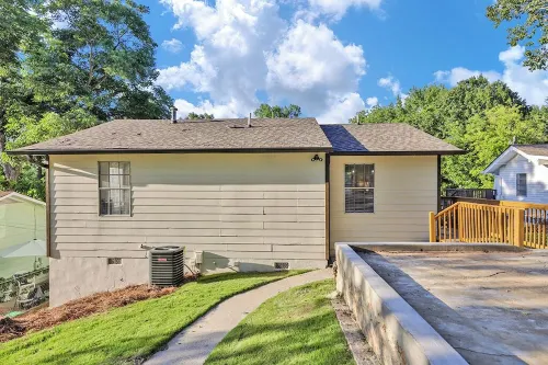 Charming 3-Bedroom Bungalow with WiFi in Bham, 12 Mins from UAB. 버밍엄 호텔