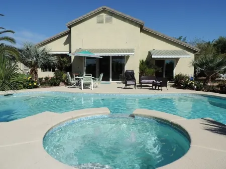 Magical Getaway: Garden Oasis & Pool, Mtn.Views, Hiking, Close to Shops & Strip Отели рядом с достопримечательностью «Парк Флойд Лам»