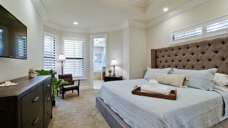 Royal Palms - 4BR/4 BA Luxury Home w/ Pool & Spa