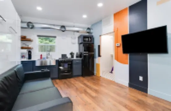 Cozy Modern Studio - Free Parking with Washer & Dryer Perfect for 1 or 2 People!