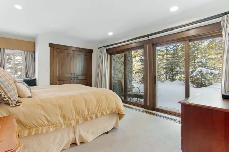 Vail Luxury on Mountain Rental -Ski in/ Ski out sleeps up to 16 people.