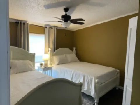 Lake Views from Great Deck, newly remodeled, Family members of all ages