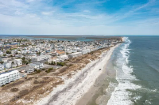 4 bdrm , 2 bath beach house 1 1/2 blocks from beach!