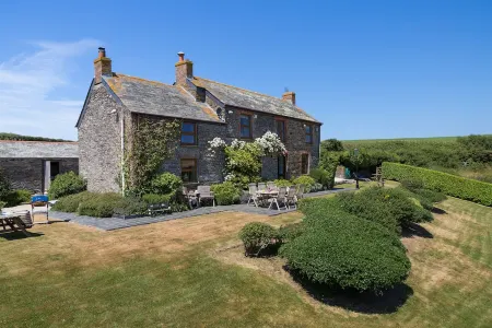Luxury  5 star Farmhouse near padstow, wifi, fishing, bird hide, stunning views Отели рядом с достопримечательностью «Bedruthan Steps»