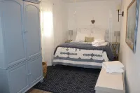 Cozy Cottage Hotels in Hamlin Township