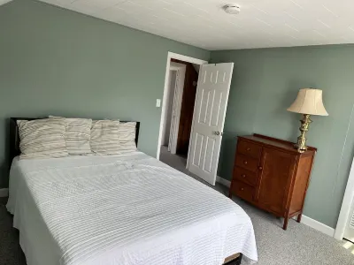 ⭐️NO SHARKS here! 🦈 NO BRIDGE traffic! 🚘 ONSET, MA is all tranquility. 🧘‍♀️ Hotels near Shell Point Beach