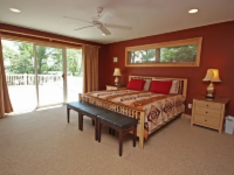 PRIVATE Luxury Lake Home with 5+ BR and Gourmet Kitchen-22 Foot Pontoon Included Hotels in La Grand Township