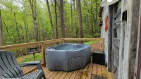 Chipmunk Chalet Tinyhome, nestled in the Chattahoochee National Forest w/hot tub