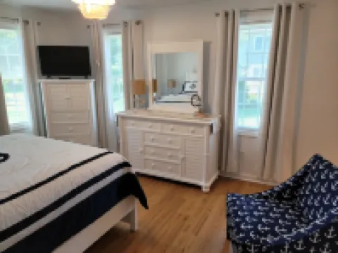 Water View " THE PIPERS NEST " - minutes to the beach, located in Snug harbour !