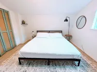 Boathouse, 2 King Beds, Firepit, Huge Yard + Pet-Friendly! Peaceful & Luxurious
