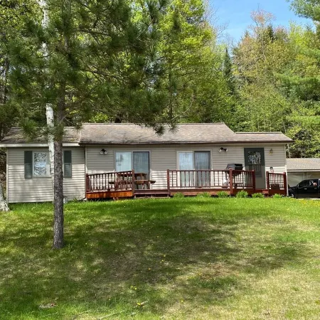 Quiet "UP NORTH" Cabin with All the Amenities. 200 a Night.