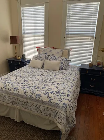 Spacious Upstairs Apartment in<br>Victorian Home