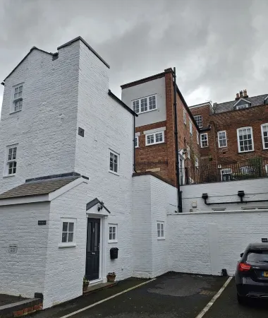 Charming hideaway in Shrewsbury town centre with free secure parking.