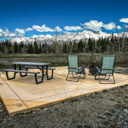 Relax with amazing 360° mountain views in this cozy Alaskan tiny cabin!