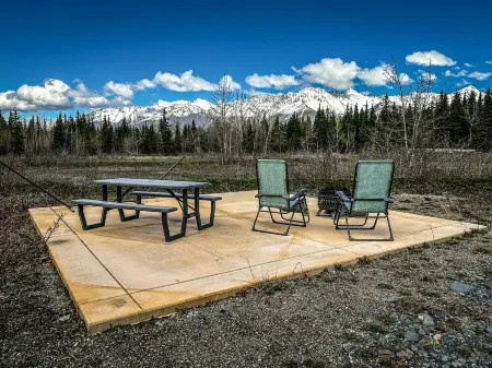 Relax with amazing 360° mountain views in this cozy Alaskan tiny cabin!