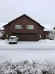 Chalet w garage Ousel Falls Trail附近的飯店