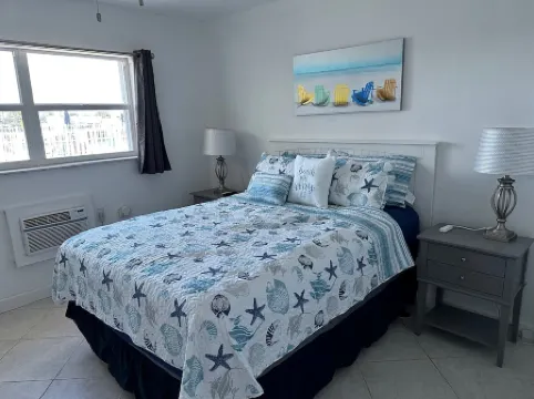 Cozy 1 bedroom 1 bath condo minutes from Sombrero beach.