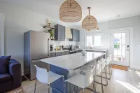 Prime Location in Town w Parking! Walk to Beach, Shops & Harbor-Sleeps 9