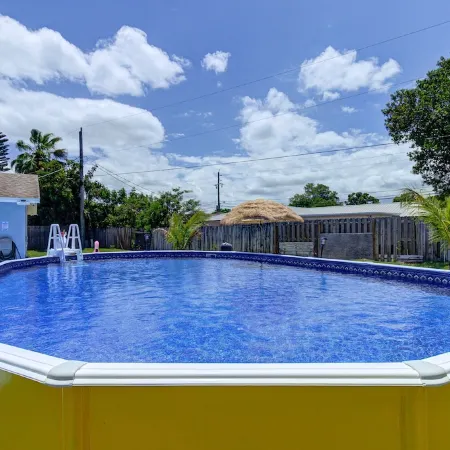 Melbourne home w/King beds, HEATED Pool, 10 mins to the beach and near USSSA!