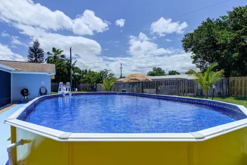 Melbourne home w/King beds, HEATED Pool, 10 mins to the beach and near USSSA!