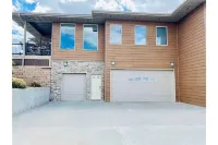 Large Bayside Golf Course home with Lake Views. Hotel a 