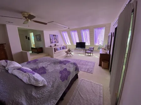 Large unique home in the beautiful Ozark Mountains on the Kings River. Отели в г. Carroll County