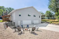 Spacious 6 Bedroom less than 10 min walk to Downtown WI Dells! Sleeps 20+! Hotels near Aunt Jennys Got It All