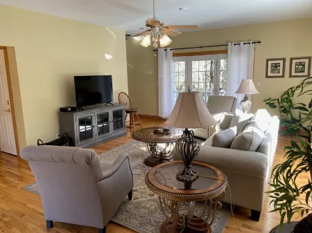 Charming 2-bedroom house in Fayetteville close to National Park and downtown.