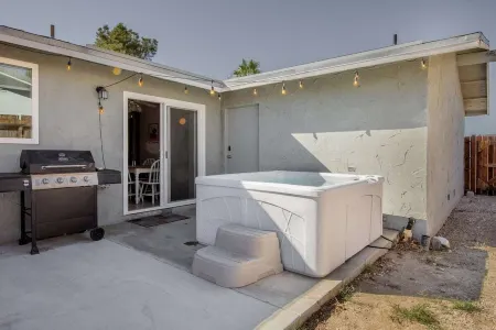 El Saguaro - Desert Gem with Hot Tub Отели рядом с достопримечательностью «Desert Hot Springs Chamber-Commerce»