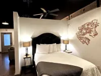 Haven at Hazel ~ Downtown Studio, stylish and centrally located on the square. Hotele w: Demorest