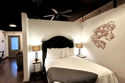 Haven at Hazel ~ Downtown Studio, stylish and centrally located on the square.