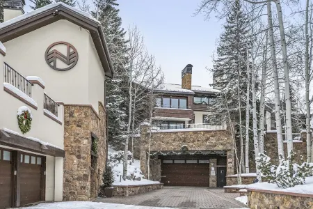 Ski-In Ski-Out Northwoods Condo Willow 414-Private Gated Community Отели в г. Вейл