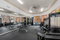 The Fitz - Stylish 3Br, 2Ba with pool.  Walk to beach. Great views. - Gym