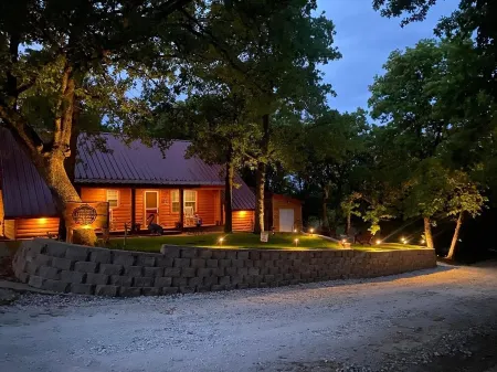 Cozy Lake Cabin located by the sandiest beach on Lake Texoma -Excellent  Fishing