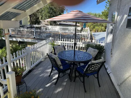 Cozy Carriage House on Spring Bayou