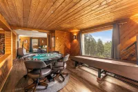 Views, Hot Tub, Skee-ball, Pool Table, Disc-golf, Trail Access on Property!