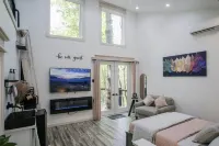 Luxury Treehouse 20 miles from asheville.