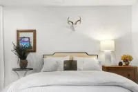 Luxury Round Top Guesthouse • 6m to Town Square Big Red Barn Event Center附近的飯店