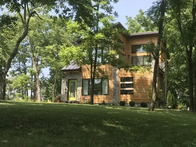 Cinderella’s Guest House Hotels near Blue Grass Airport