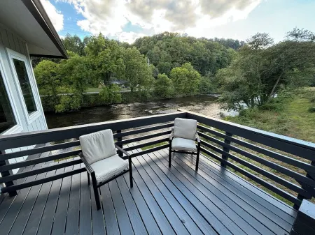 Spacious, Light Filled Apt. - Nestled along the Tuckasegee River, 2 Mi. from WCU Отели в г. Каллоухе