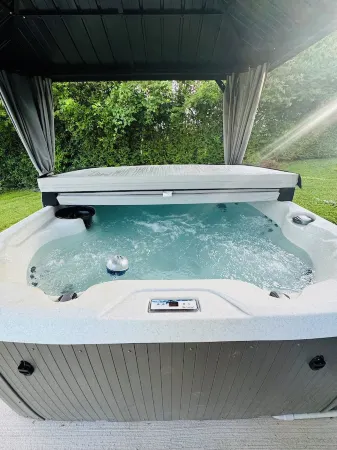 Historic Dwntwn, NRG, Convenient 3 Br Cottage