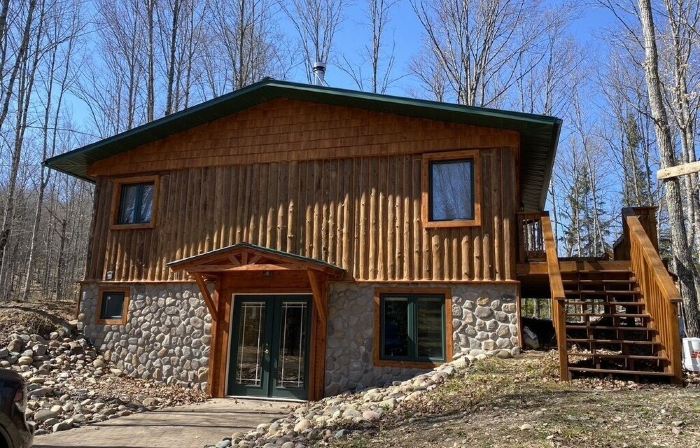Beautiful log cabin on the Pendleton Creek!