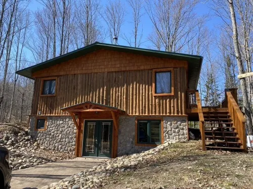 Beautiful log cabin on the Pendleton Creek! Hotels in Stambaugh Township