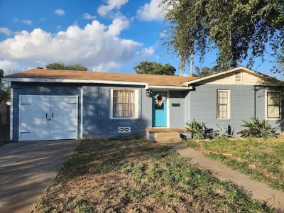 Minutes to the Mall and stores, central Mcallen Hotels near South Texas College - Pecan Campus