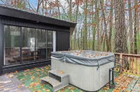 Private Cozy Cabin in the woods minutes from Baldwin with WiFi, AC and Hot Tub