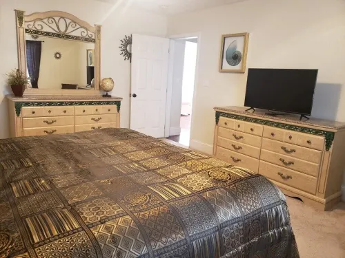 Hidden Retreat Huge family area. Fireplace, outside grill,  private, secluded.