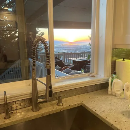 Sunset Views! Indoor Sport Court, Pool table, Golf Course, 12 min to downtown