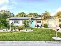 Barefoot Dreams 2 Bed 2 Bath Private Pool Home - Fenced In Yard -10 min to beach Hotels in Venice Gardens